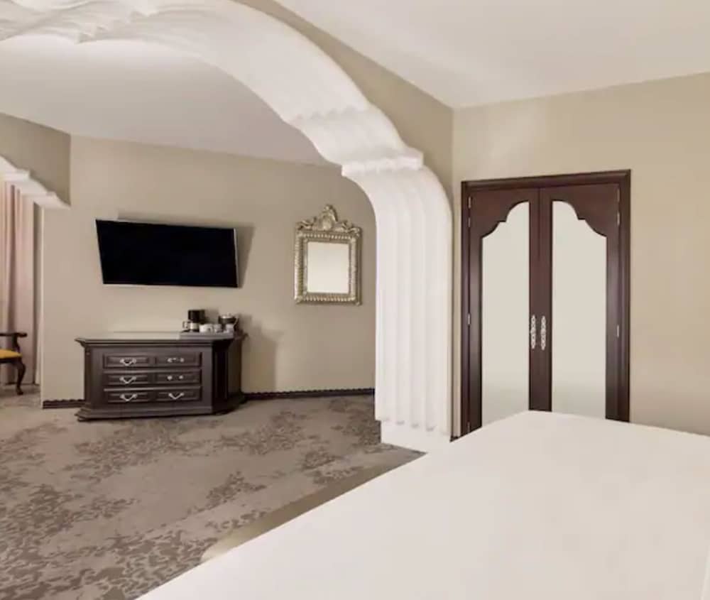 Deluxe Room, 1 King Bed - Photo 3