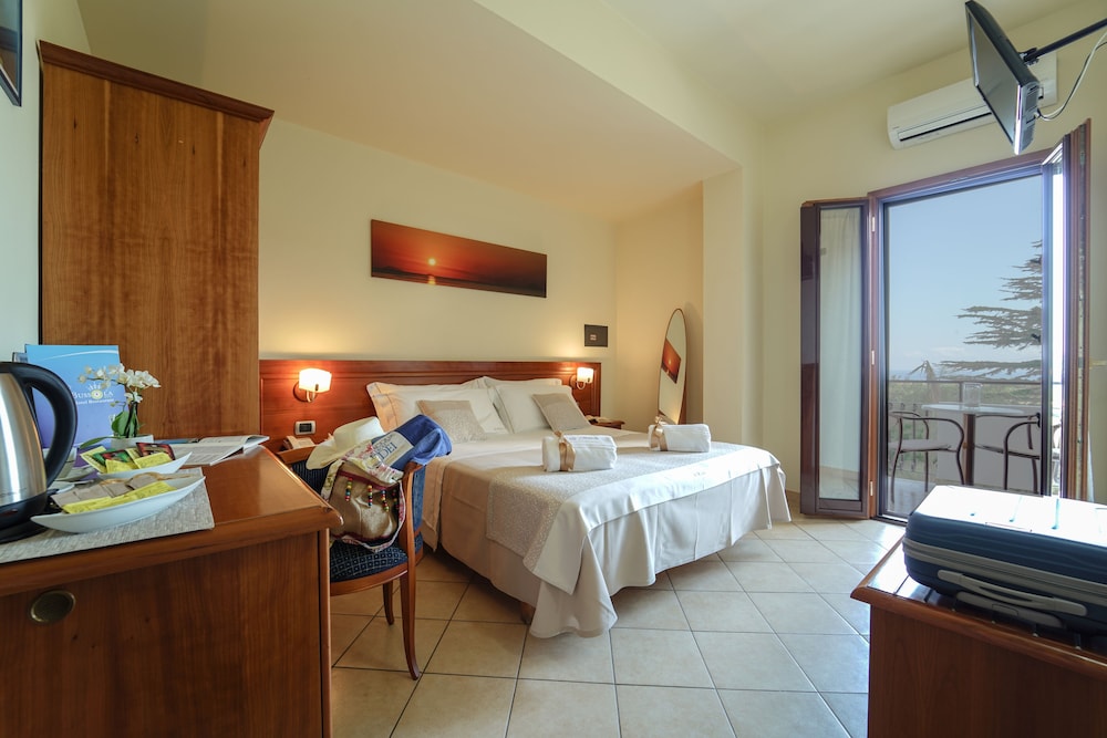 Superior Triple Room, Partial Ocean View