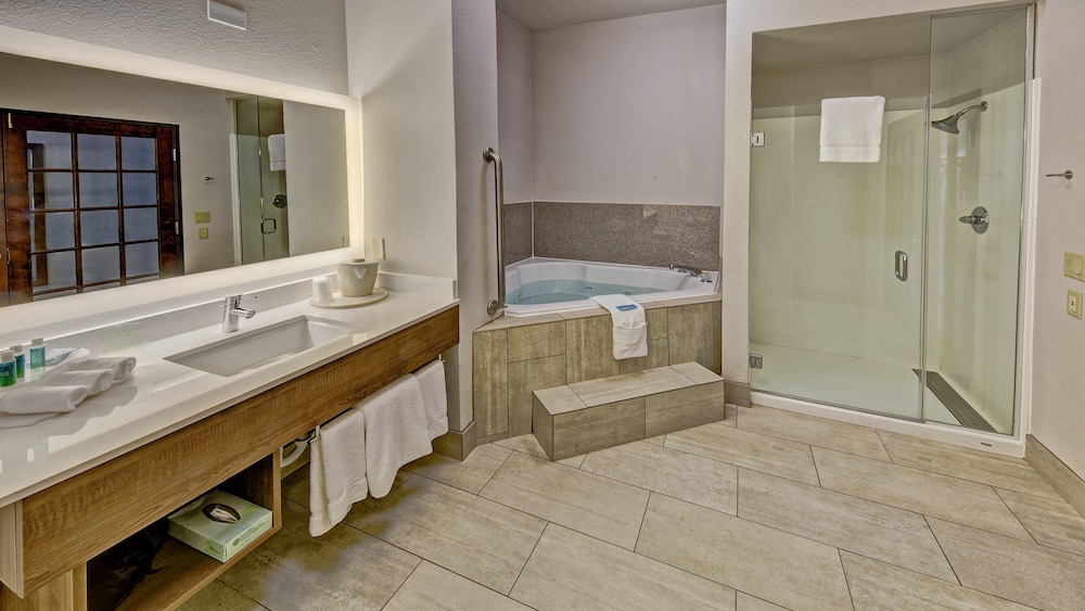 Standard Room, 1 King Bed, Jetted Tub - Photo 6