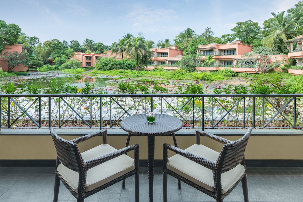 Superior Room, 1 King Bed, Lagoon View (Balcony) - Photo 6