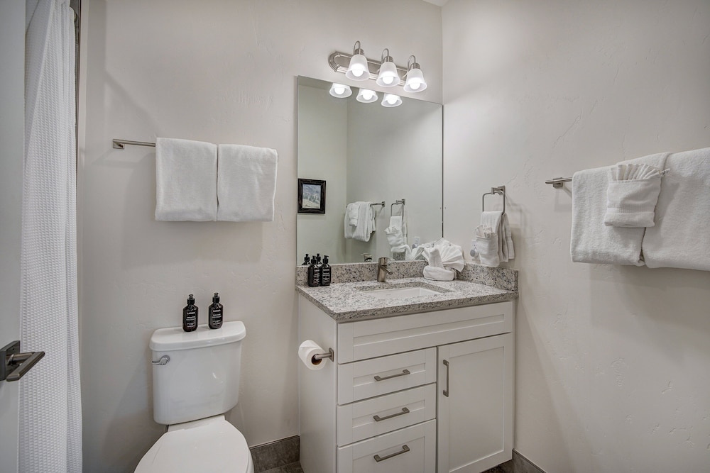 Premier Condo, 2 Bedrooms photo 2