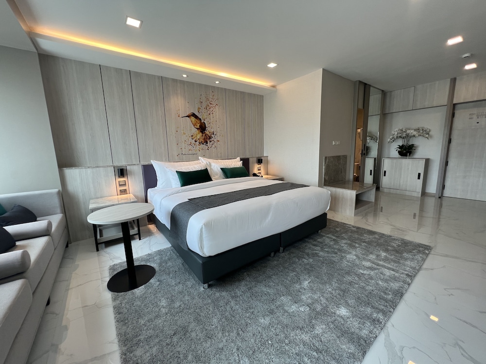 Deluxe Double Room, 1 King Bed, City View photo 2