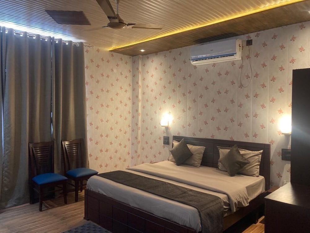 Superior Double Room, 1 King Bed, Mountain View photo 3