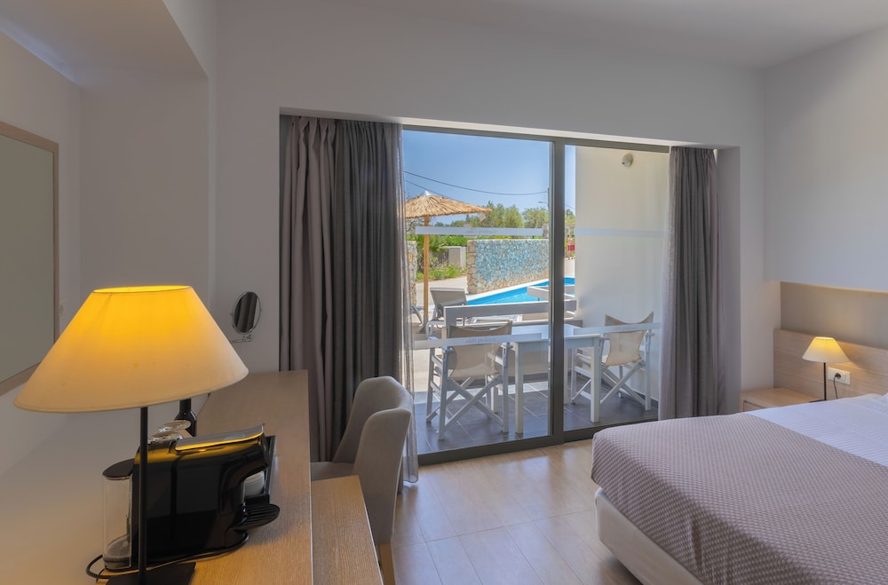 Standard Double or Twin Room, Pool Access photo 1
