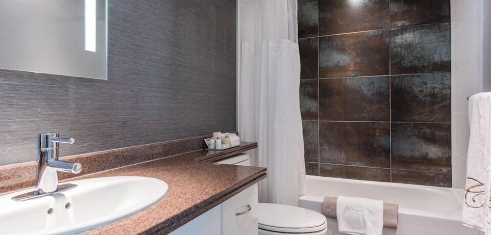 Executive 1-Bedroom Suite (1 Queen) thumbnail 5