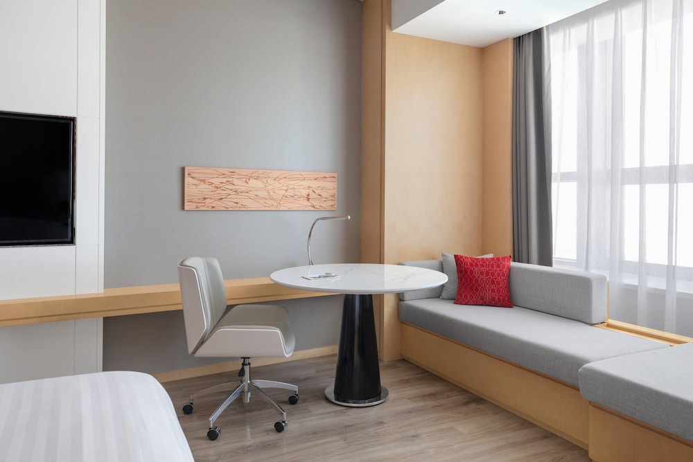 Executive Room, 1 King Bed, City View - Photo 4