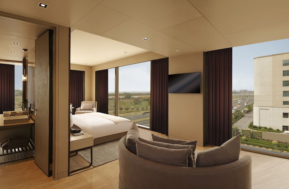 Panoramic Suite, Hi-Tea & Club Lounge Access, 15% Dis on Laundry, Floor Butler on Request