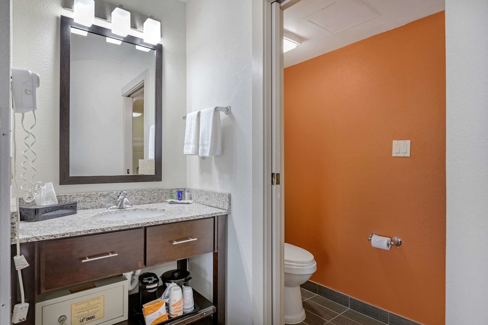 Standard Room, 2 Double Beds, Non Smoking, Refrigerator & Microwave - Photo 4