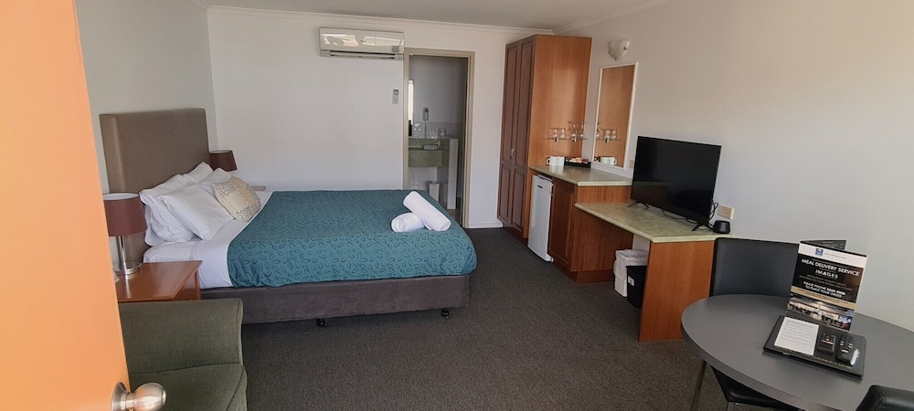 Standard Room, 1 King Bed, Non Smoking photo 1