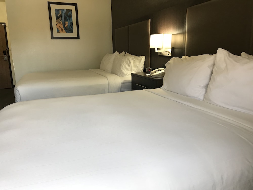 Standard Room, 2 Queen Beds - Photo 1