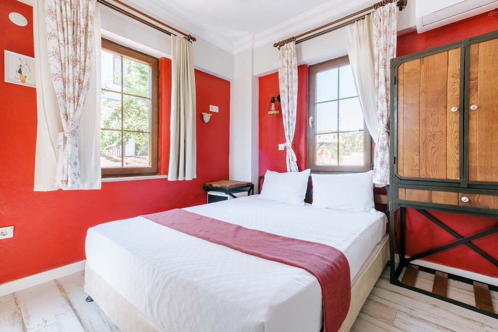 Basic Double Room, 1 Queen Bed, Non Smoking, Garden View photo 1