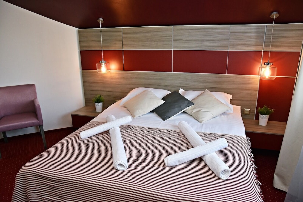 Deluxe Double Room (Burgundy) photo 3