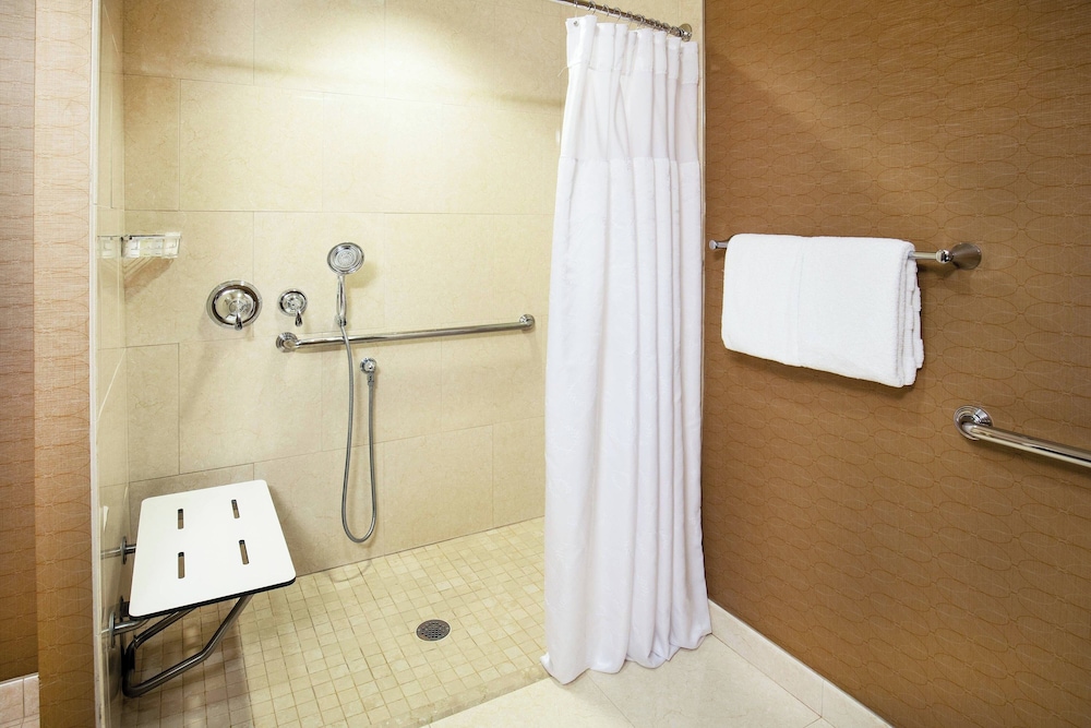 Deluxe Room, 1 King Bed (Mobility Accessible, Roll-in Shower) photo 3