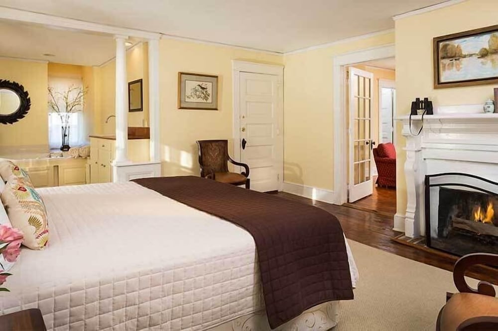 Romantic Suite, 1 King Bed, Jetted Tub, Courtyard View (Satterfield Suite) photo 1