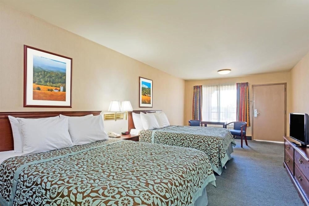 Standard Room, 2 Queen Beds - Photo 3
