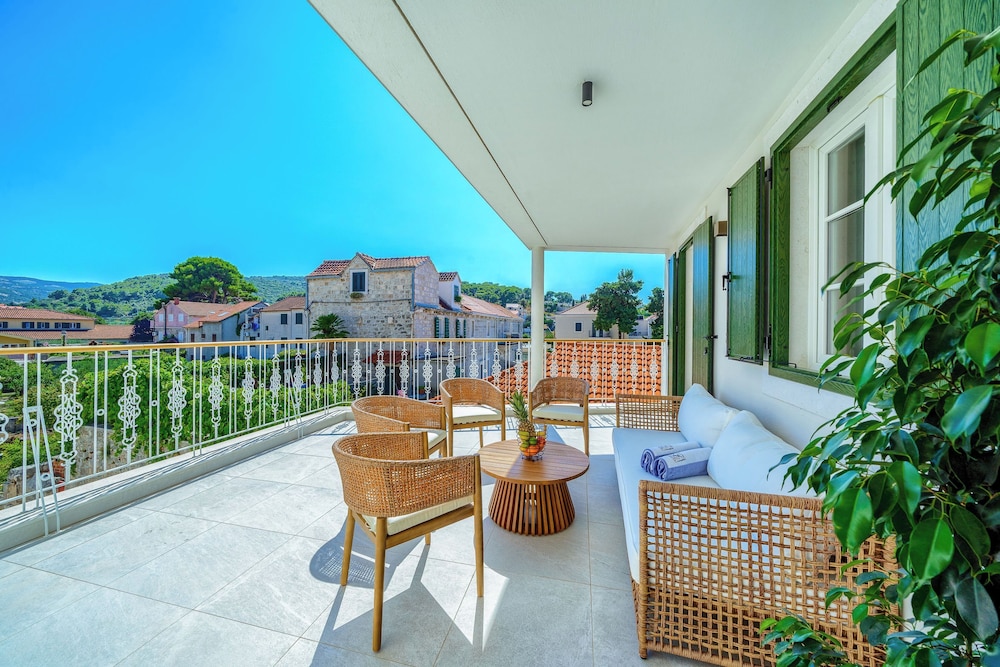 Luxury Suite, Terrace, Pool View