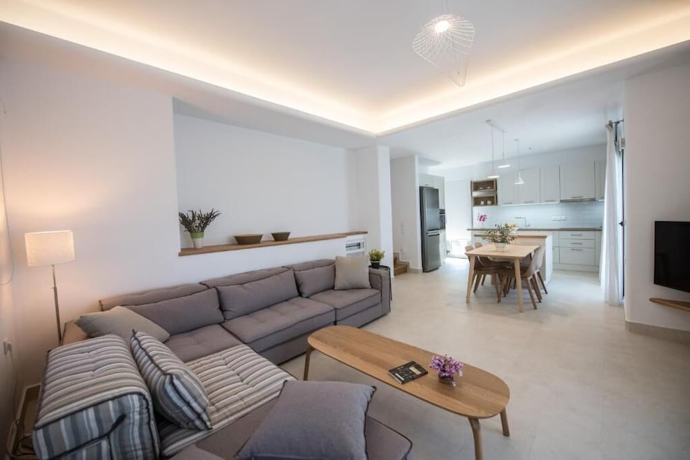 Panoramic House photo 2