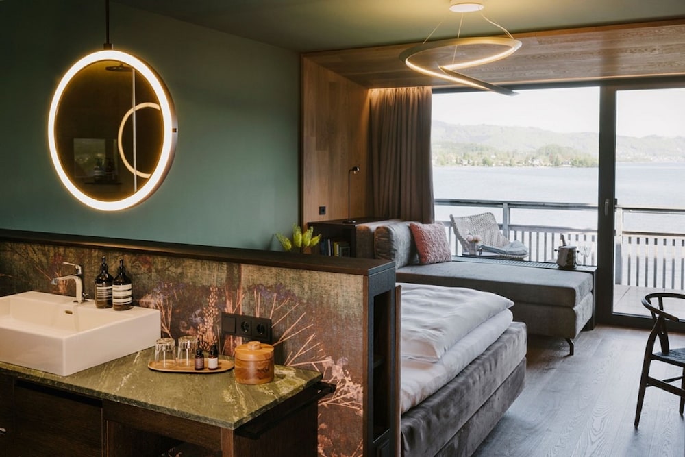 Signature Double Room, 1 King Bed, Balcony, Lake View photo 3