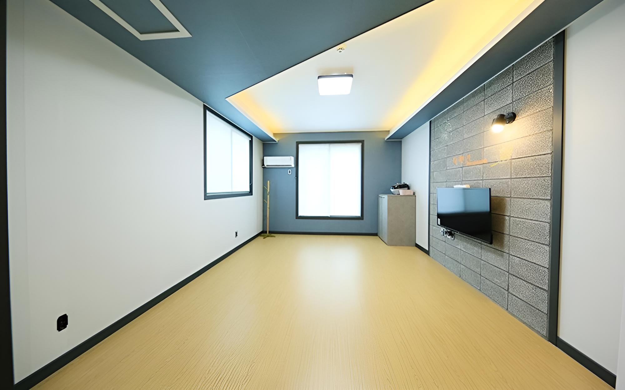 Room (Room 102) - Photo 1