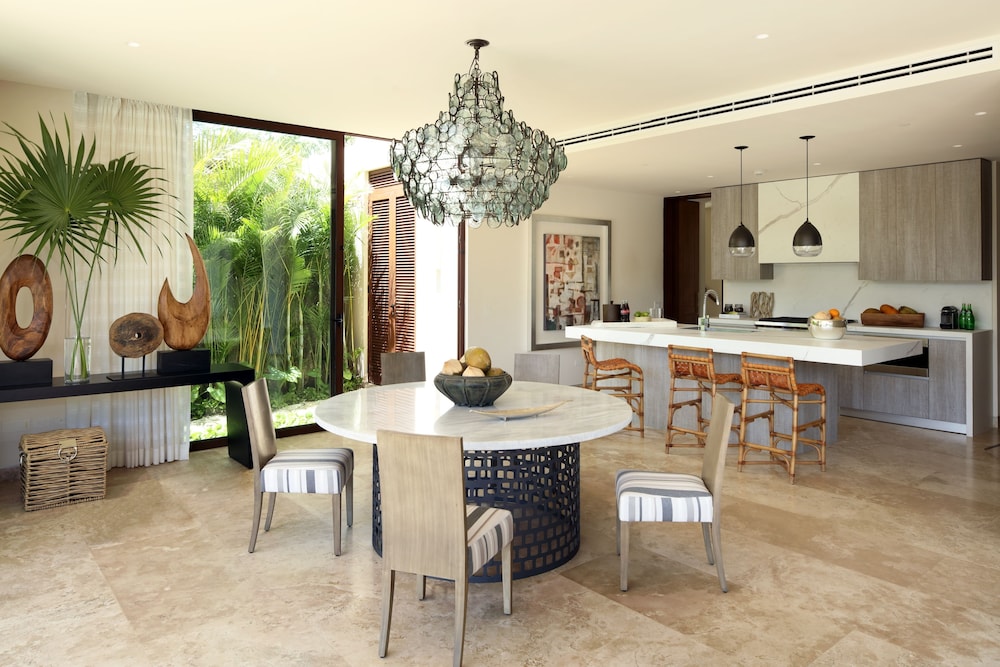 Villa, Multiple Beds (Coral)