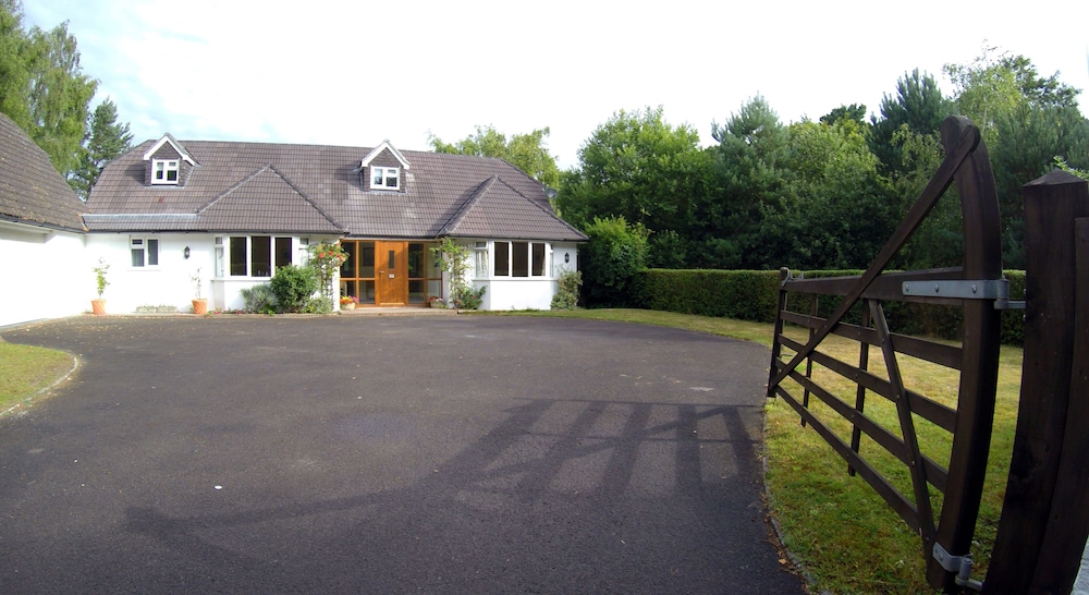 Luxury Cottage, 4 Bedrooms, Sauna, Garden View