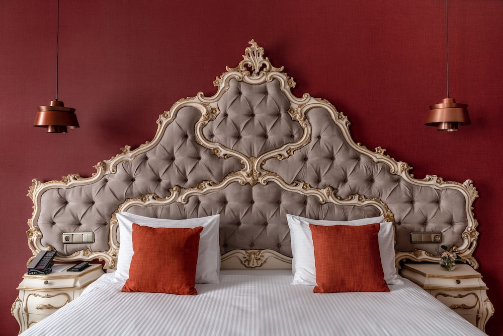 Executive Suite, 1 King Bed, Balcony photo 2
