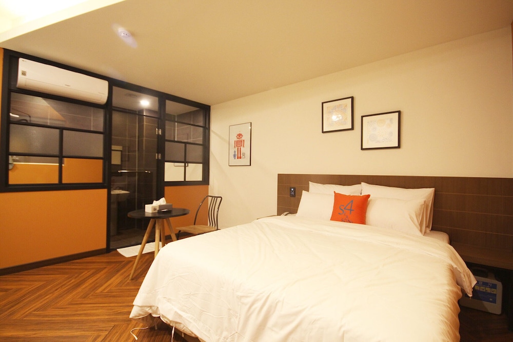 Standard Double Room, Non Smoking - Photo 8