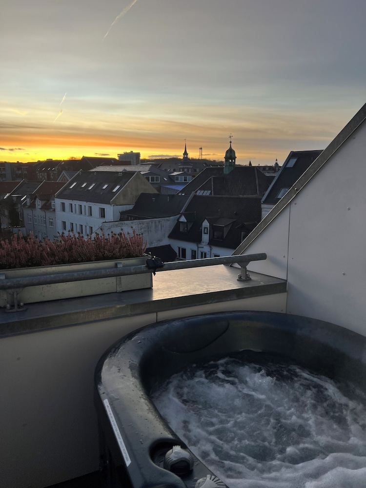 Luxury Penthouse, 1 Bedroom, City View photo 3