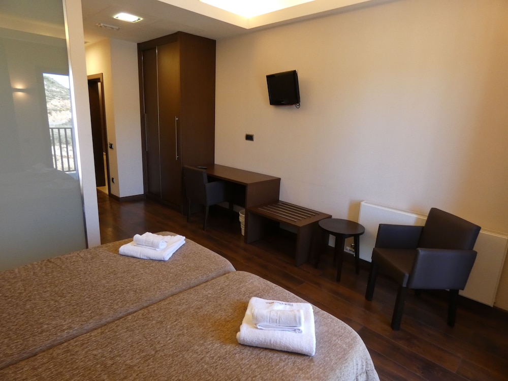 Standard Twin Room - Photo 17