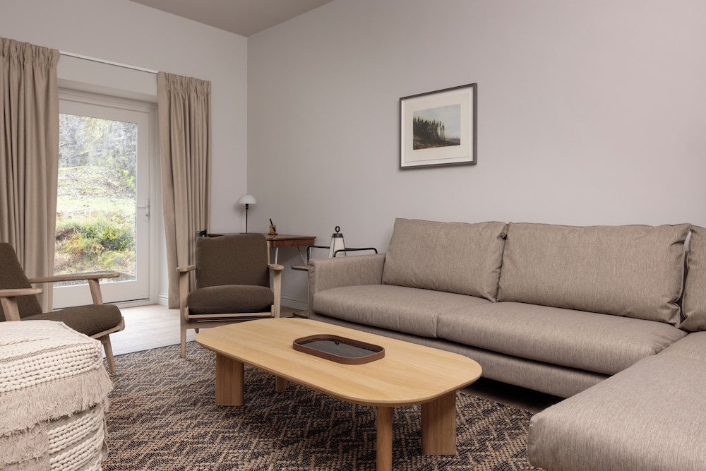 Coach House Luxe Suite photo 3