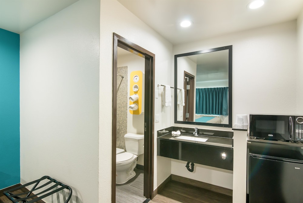 Deluxe Suite, 1 King Bed, Non Smoking, Refrigerator & Microwave - Photo 8
