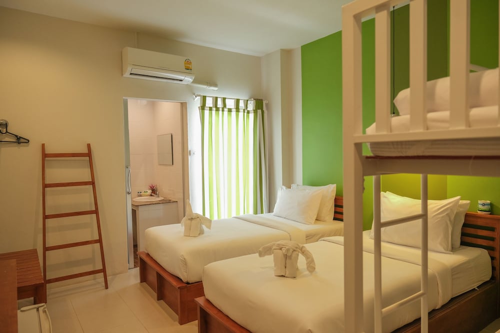 Basic Quadruple Room, Multiple Beds, Refrigerator photo 2