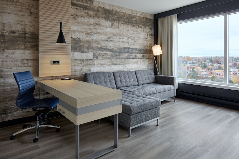 Suite, 1 Bedroom - Photo 3