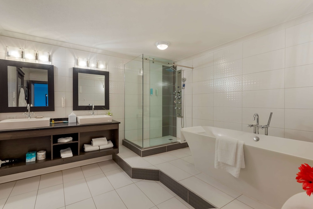 Suite, 1 King Bed, Non Smoking, Jetted Tub (Living Room;with Sofabed) - Photo 4