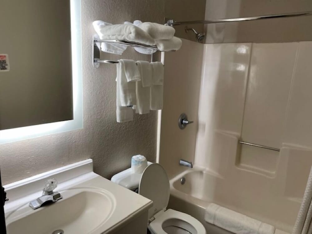 Standard Room, 2 Queen Beds, Non Smoking - Photo 3