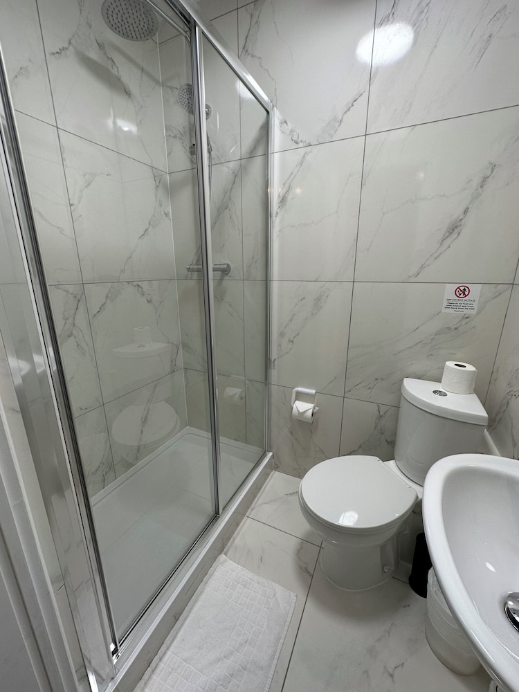 Compact Twin, Ensuite photo 3