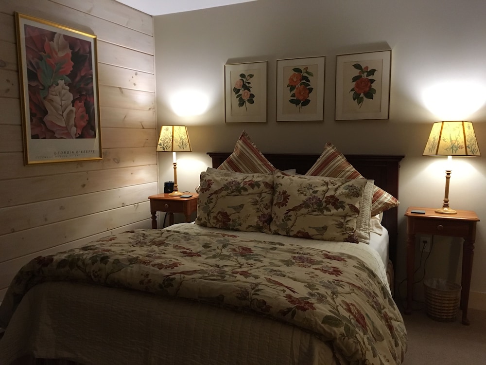 Dahlia Room