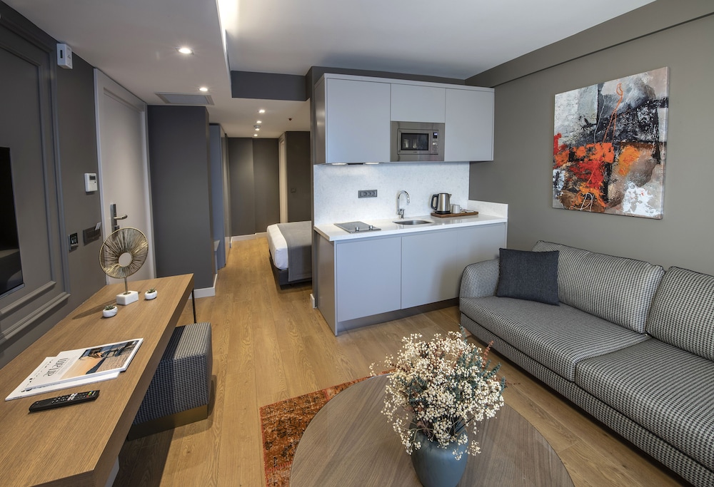 Junior Suite, 1 King Bed, Non Smoking, City View photo 3