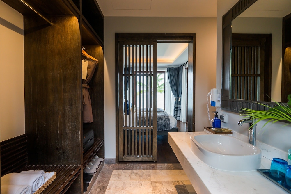 Two Bedroom Beachfront Grand Pool Villa - Photo 3