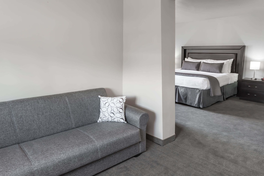 Suite, 1 King Bed, Non Smoking photo 2