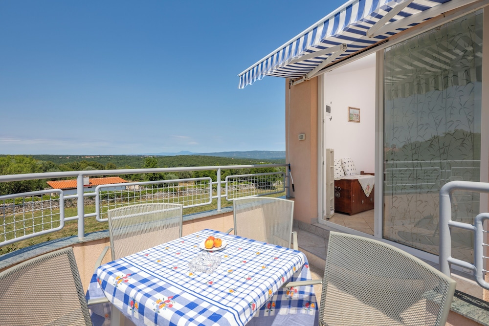 Family Apartment, Multiple Bedrooms (Peaceful Retreat With Terrace 2) photo 3