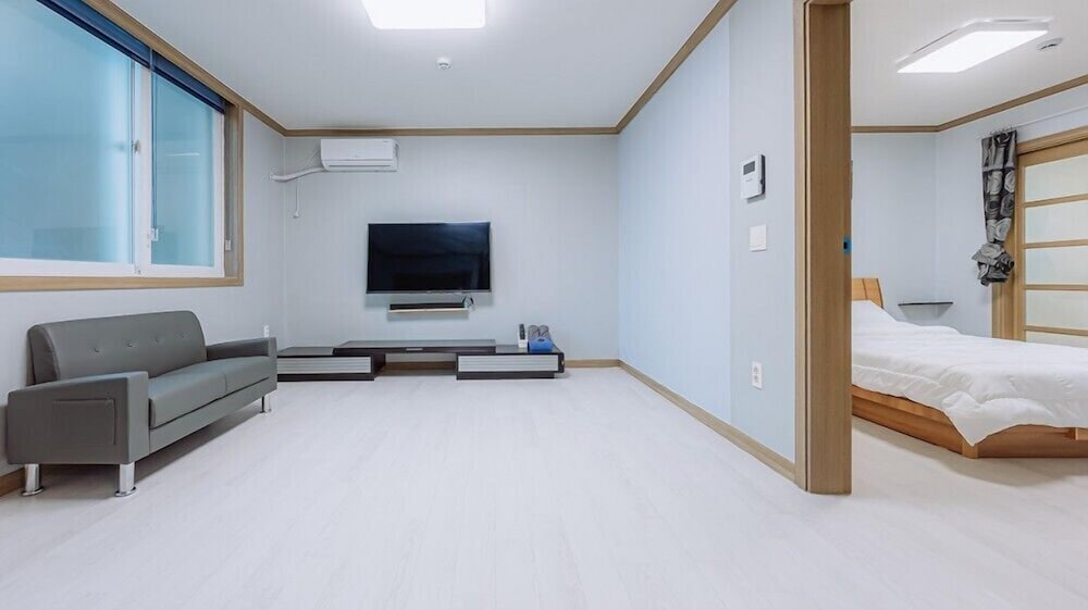 Room (Room 101) - Photo 5