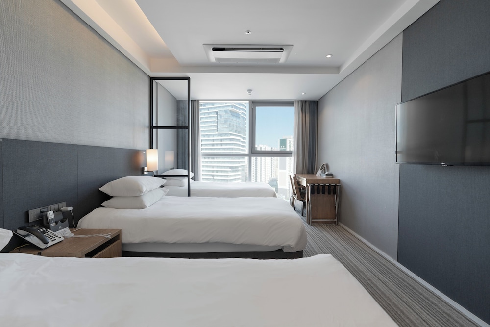 Business Triple Room, Harbor/City View photo 3
