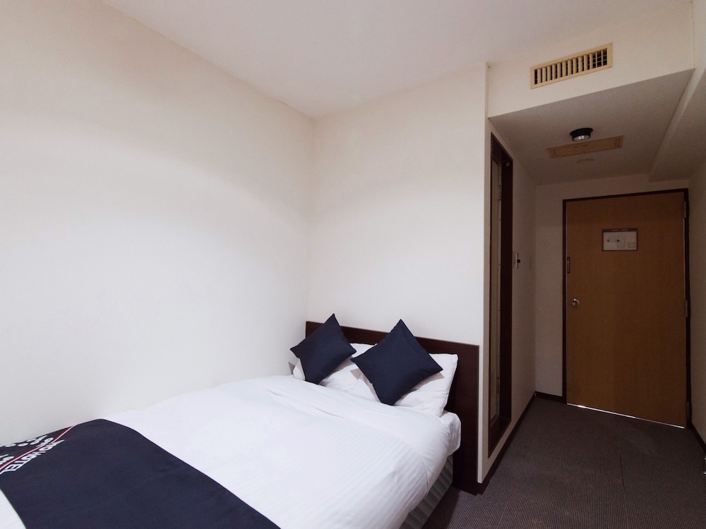 Semi-Double Room, Smoking