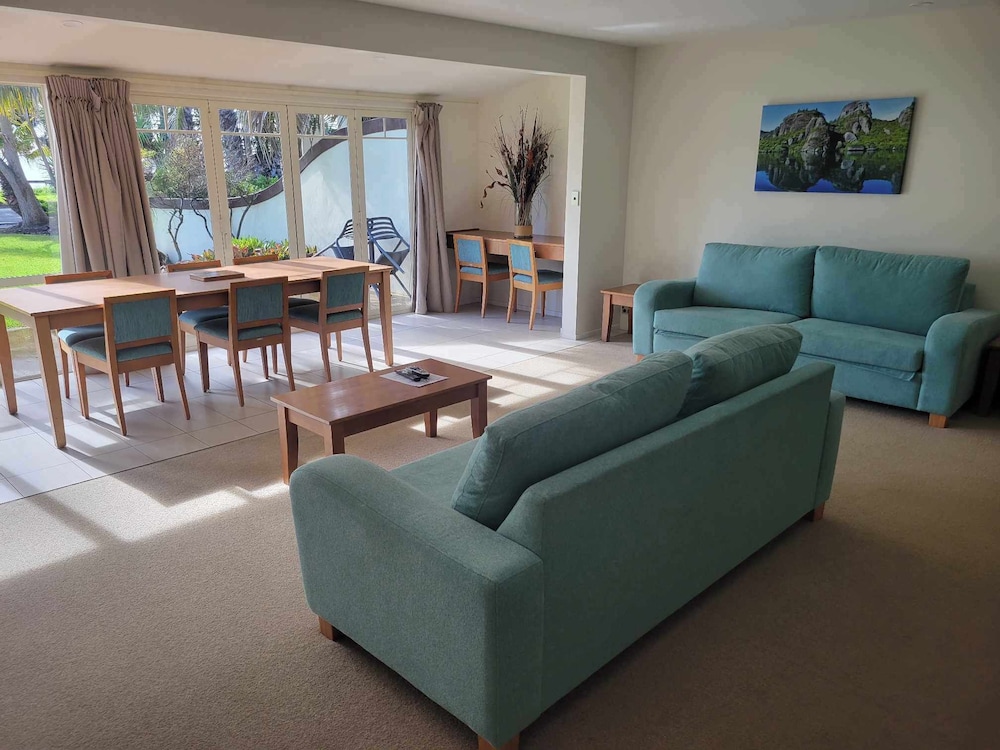 One Bedroom Pacific Suite - Photo 6