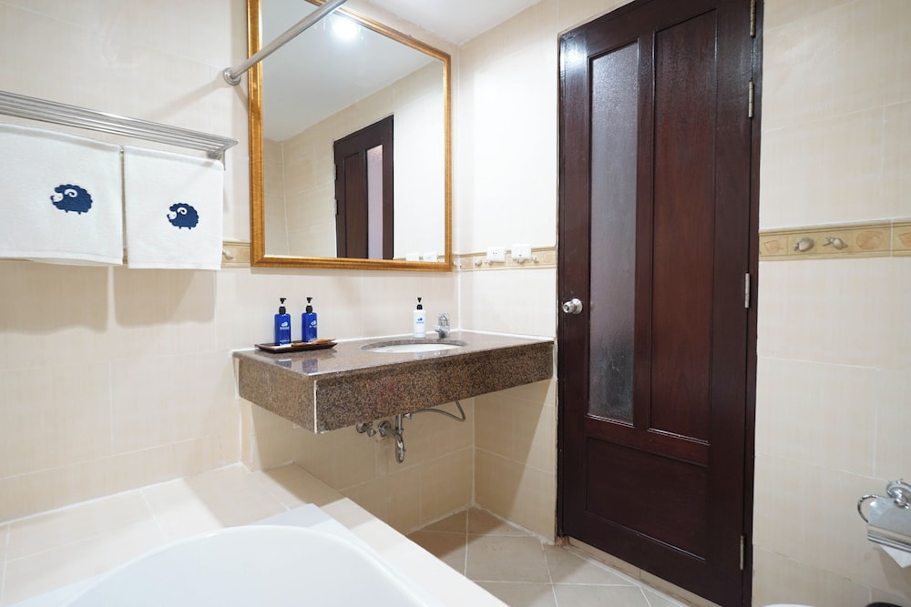 Deluxe Twin Room, Pool Access photo 2