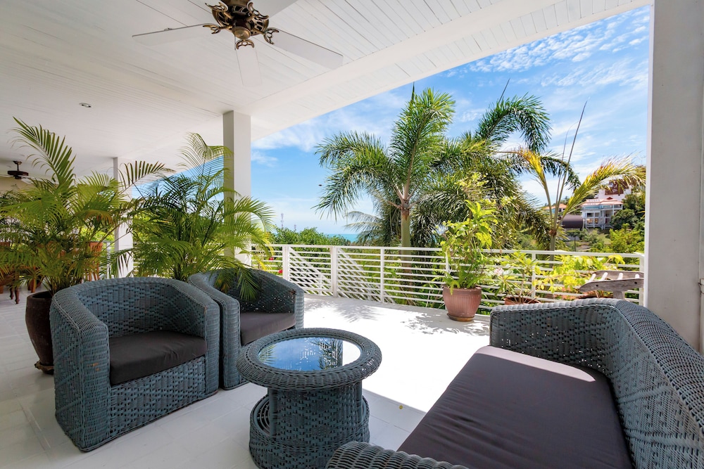 Villa photo 2