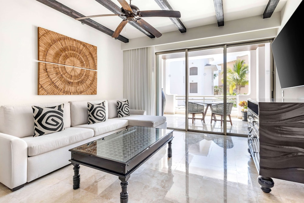 1 Bdrm 1 King Ninos Pool View Suite W Balcony