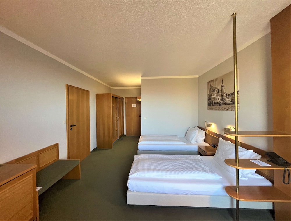 Classic Room, Multiple Beds - Photo 3