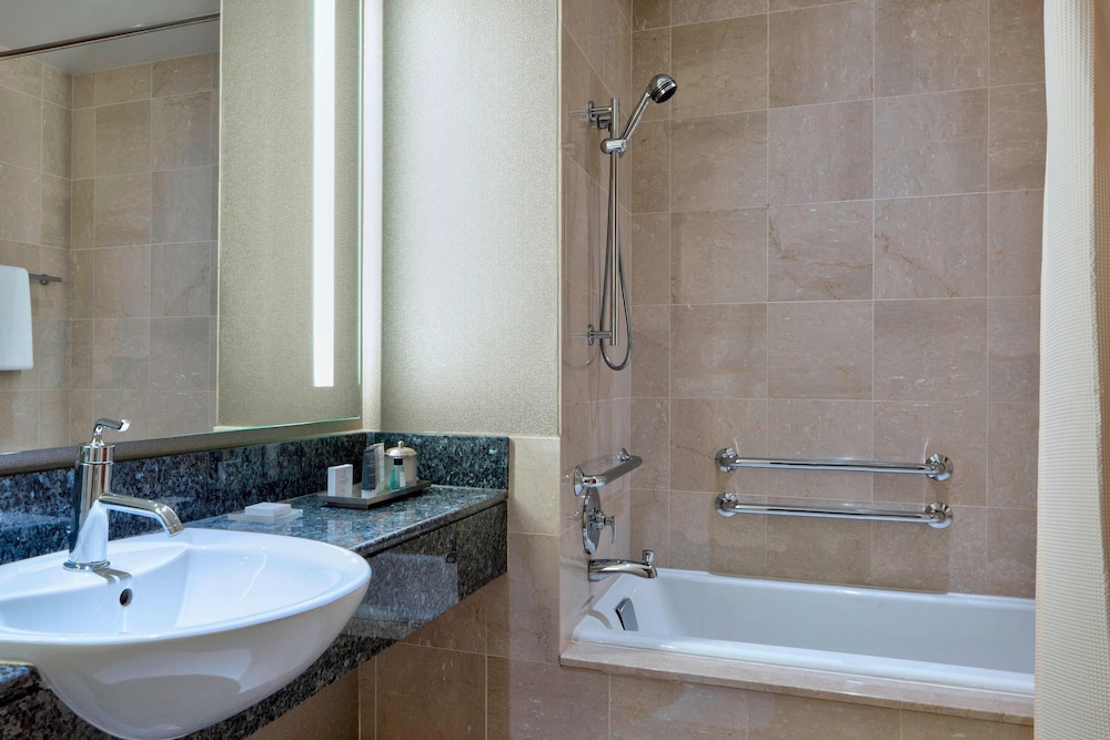 Room, 2 Queen Beds, City View (Mobility/Hearing Accessible, Tub) - Photo 2